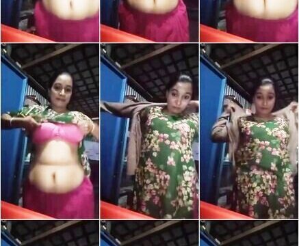 Village Bhabhi Showing Fully Nude Bathing Spitting On Her Belly