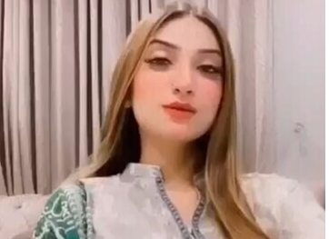 Beautiful Paki Girl Showing Boobs