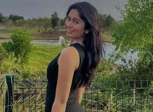 Extremely Beautiful Indian Girl Showing her Boobs Peach Shape Ass Spread her Clean Shaved Red Wet Pussy Don’t Miss