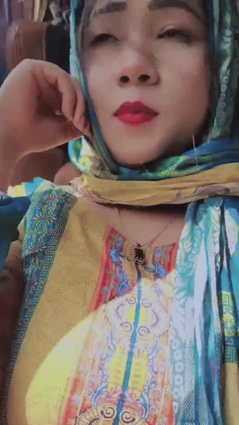 desi Desi girl showing big boobs and fingering pussy