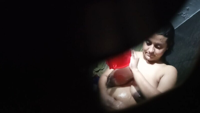 Beautiful Desi Bhabhi Nude Bathing Spying by Devar