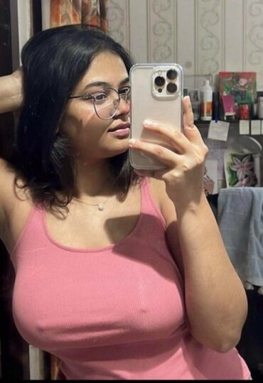 Beautiful Snapchat Babe Latest Most Exclusive Total 8 VIDEO’S Showing Pressing Boobs & Pussy Closeup Vibrator Masturbation