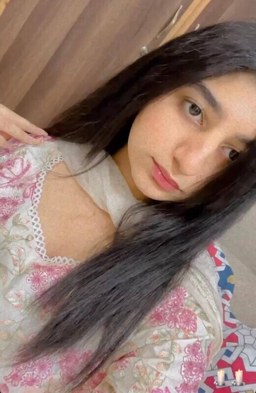 Beautiful Indian Girl Remove Top Showing Boobs