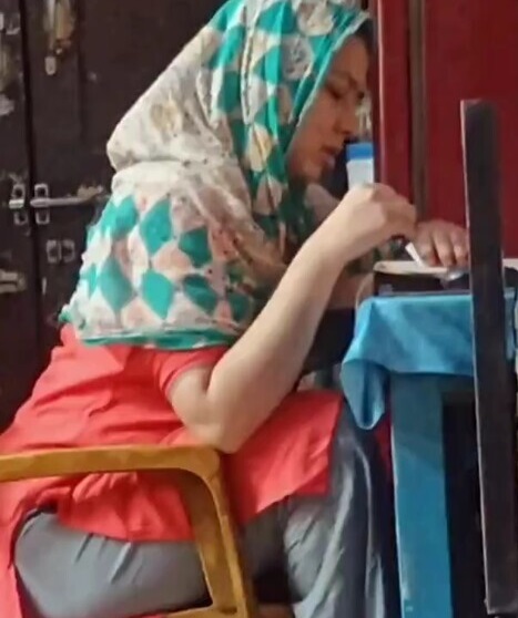 Naughty Pakistani Brother Secretly Recorded her Sister When She Changing Clothes Piss!ng