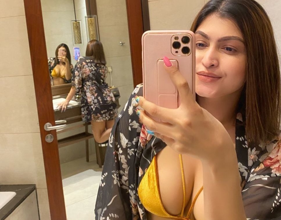 Extremely Beautiful Sexy High Class Indian Babe Fully Nude Giving Sloppy Blowjob Shaved Pussy Closeup Hard Fucking in Hotel