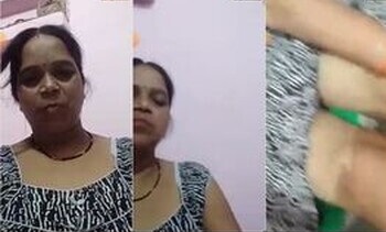 Desi Cheating Mature Wife Spreading Her Pussy For Lover On VC