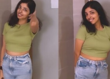 Extremely Cute Sexy Mumbai Teen Girl Pressing her Tight Boobs Showing Clean Shaved Pussy Playing with her Pussy Lips Don’t Miss