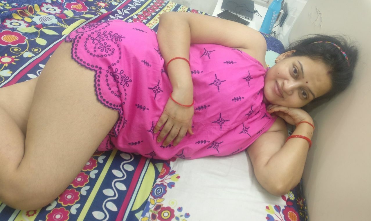 Beautiful Hot Indian Maal Bhabhi Captured by Husband After Bath Shaving her Pussy Hindi Talking