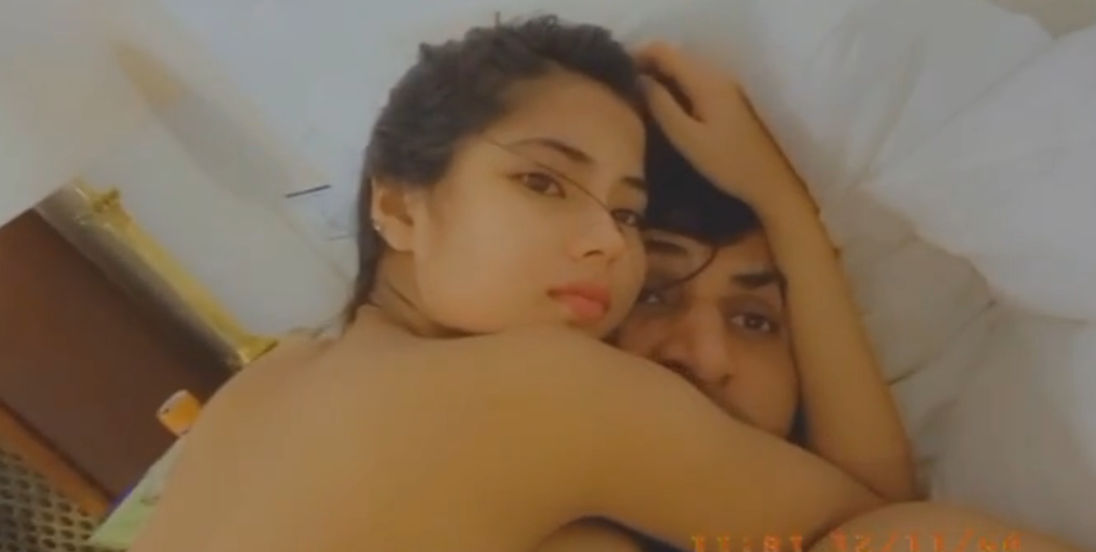 Extremely Beautiful Sexy Rich Indian Businessman Wife Fully Nude Giving Sloppy Blowjob Clean Shaved Pussy Fucking in Hotel Moaning