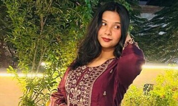 Sexy Indian Girl Showing Boobs Pressing Full NUDE DoggyStyle Posing