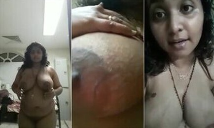 Desi Chubby Bhabi Showing Big Boobs And Spread Her Pussy For Lover
