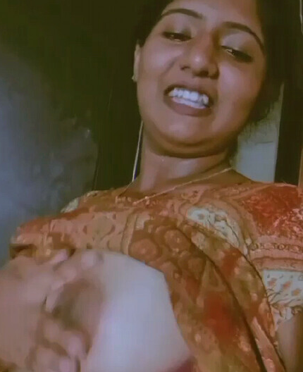 Desi Girl Giving Sexy Smile And Showing Boobs