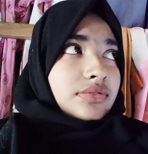 Sexy Bangladeshi Hijabi Girl Showing Boobs On VC