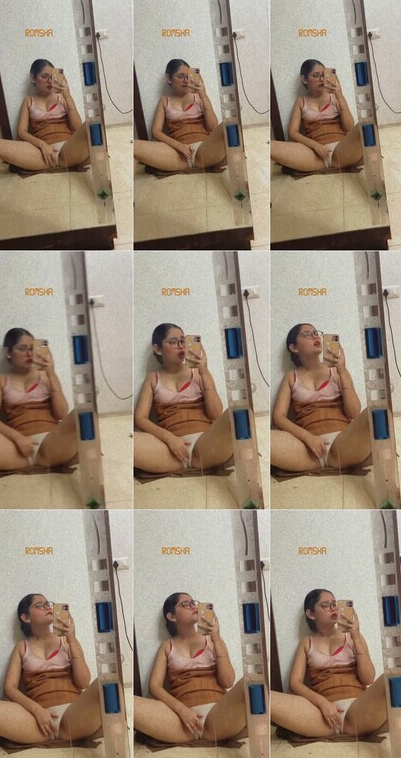 Sexy Horny Babe Fingering her Pussy