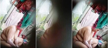 Village Bhabhi Bathing Secretly Recorded By Local Boy