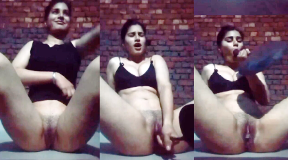 DESI HORNY BABE USING TAWA HANDLE AS A DILDO MASTURBATING WET PUSSY HARD & LICKING
