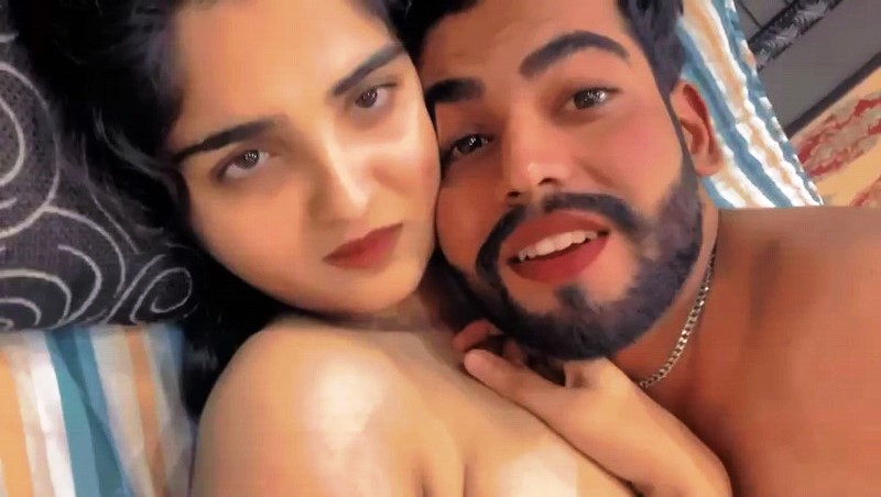 Beautiful Pakistani Girl Nude Enjoying with Boyfriend Giving Handjob Saying ” Kaisa Lag Raha Hain”