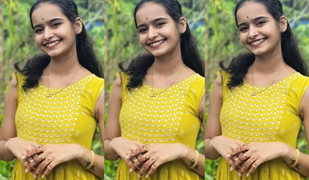 Extremely Beautiful Teen Mallu Girl First Remove her Bra And Showing her Perfect Shape Untouched Boobs for Boyfriend