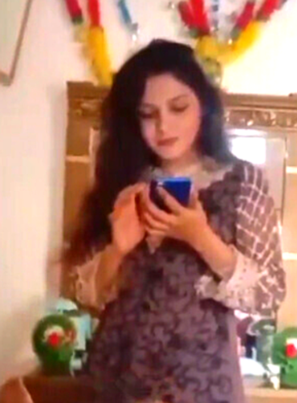 Beautiful Pakistani Sister Giving Blowjob to Cousin Brother And Click Some Photos of Dick Don’t Miss