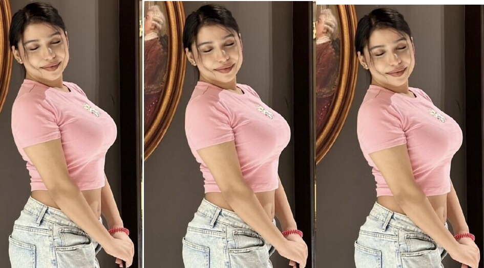 Beautiful Horny Indian Snapchat Babe Teasing Boyfriend Pressing her Boobs