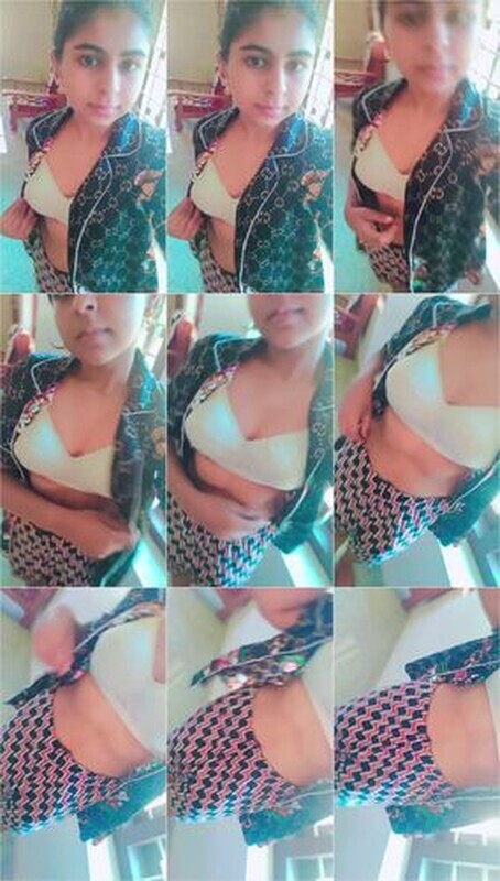 Desi Girl Showing Her Boobs