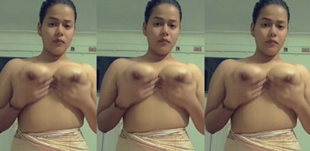 Desi Girl Showing Playing With Her Boobies