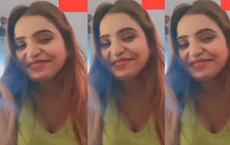 Sexy Babe Teasing Nude Showing