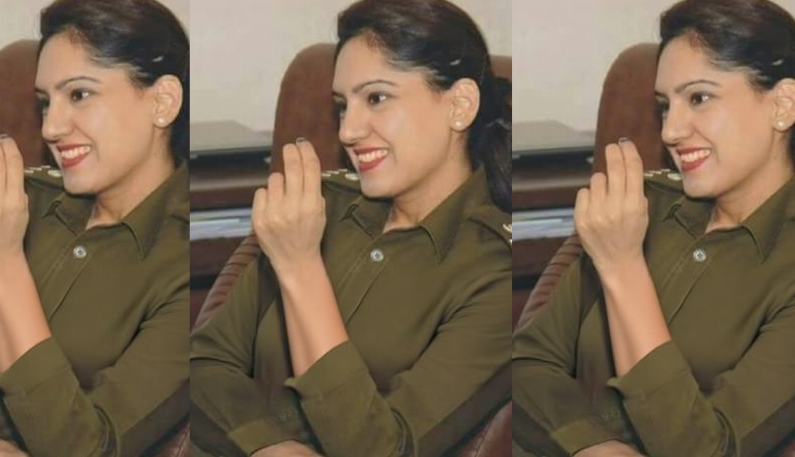 Extremely Beautiful Sexy Pakistani Officer Fucking with her Senior Officer for Promotion 2 Video’s with Audio