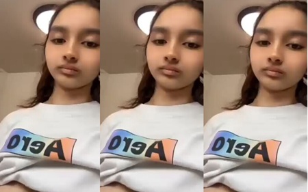 Desi Cute Girl Showing Boobs