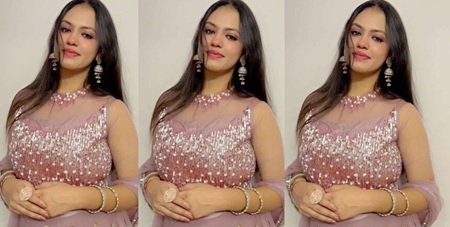 EXTREMELY BEAUTIFUL BUSTY BENGALI BABE TEASING HUGE BOOBIES