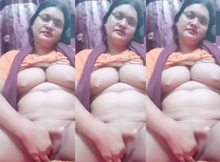 Glasses Horny Milf Fingering