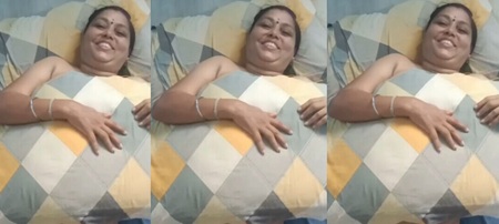 Paid Tamil Aunty Nude Captured Pussy Fingered By Customer