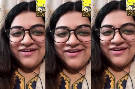 Pakistani Milf Showing Boobs