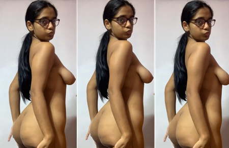 Glasses Horny Babe Nude Show Giving Blowjob Riding