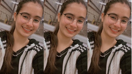 Glasses Horny Girl Fully Nude Masturbating