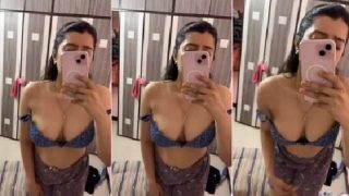 Hot Indian Girl Showing Boobs