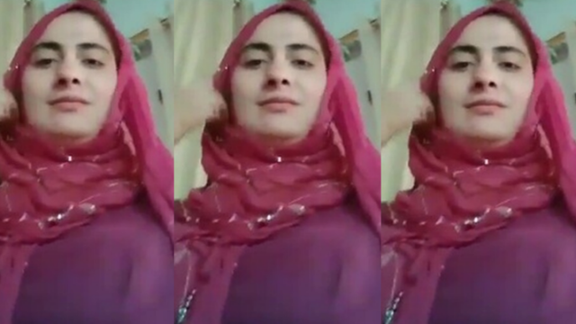 Pakistani Hijabi Wife Showing For Lover