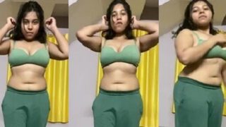 Sexy Indian Babe Teasing Showing