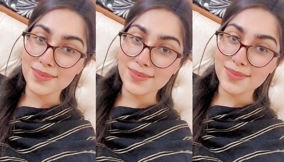 Glasses Milf Fully Nude Showing