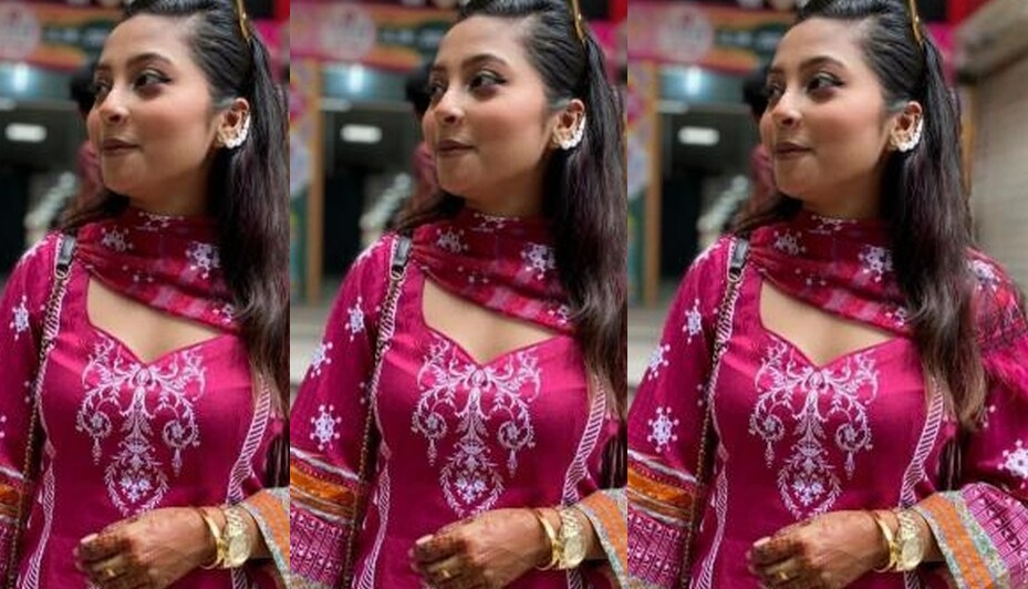 Horny Bengali Girl Pressing Her Boobs