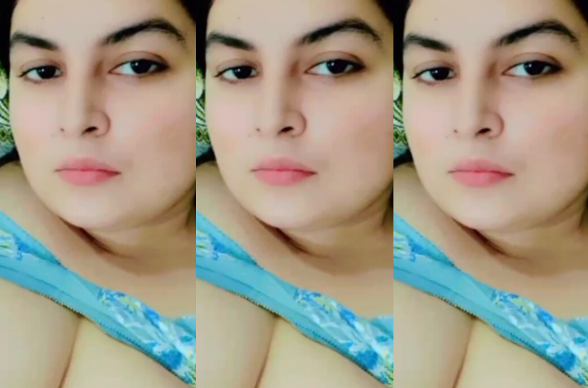 Hot Milf Showing Boobs Pussy