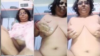 Tanker Horny Milf Showing Masturbating