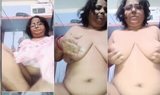 Tanker Horny Milf Showing Masturbating