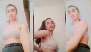 Young Snapchat Girl Showing Her Boobs