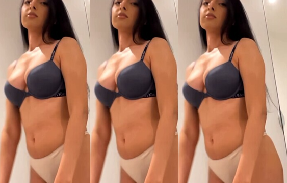 Big Ass Hot Babe Showing Asshole Teasing