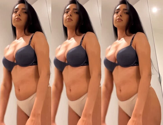 Big Ass Hot Babe Showing Asshole Teasing