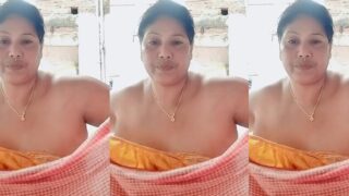 Tanker Village Milf After Bath Changing Clothes Showing For Lover