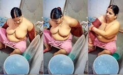 Mom & Daughter Bathing Secretly Recorded