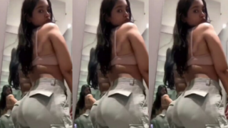 Big Ass Sexy Babe Showing