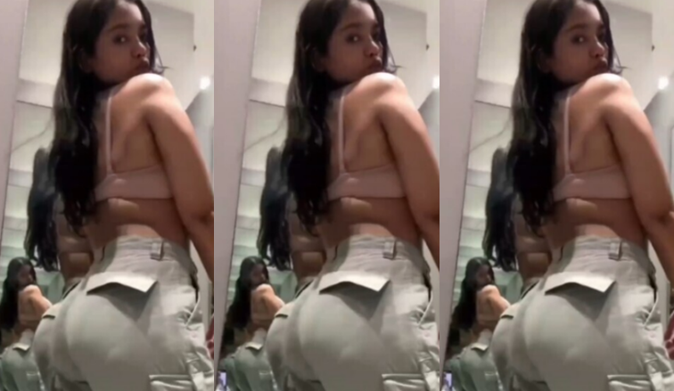 Big Ass Sexy Babe Showing